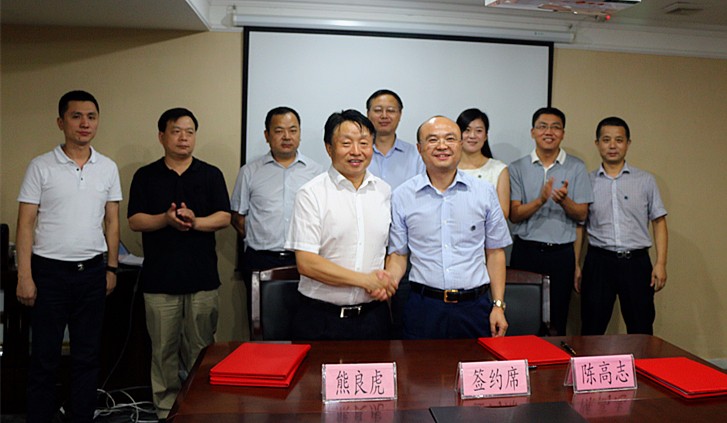 熊良虎代表集团与亿杰集团董事长陈高志签署战略相助协议.jpg