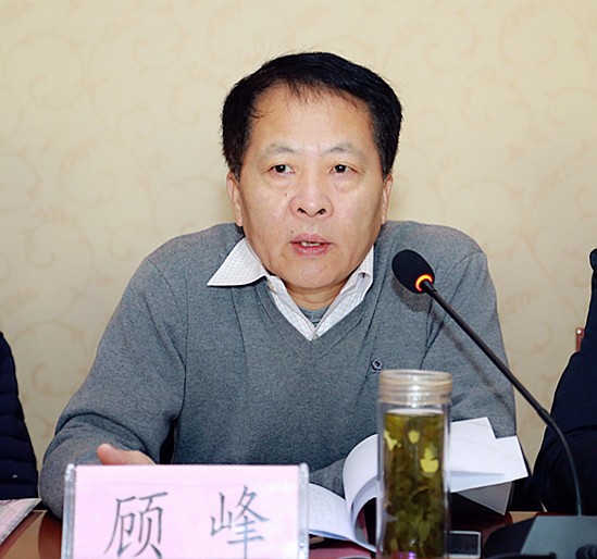 顾峰主持聚会并讲话.jpg