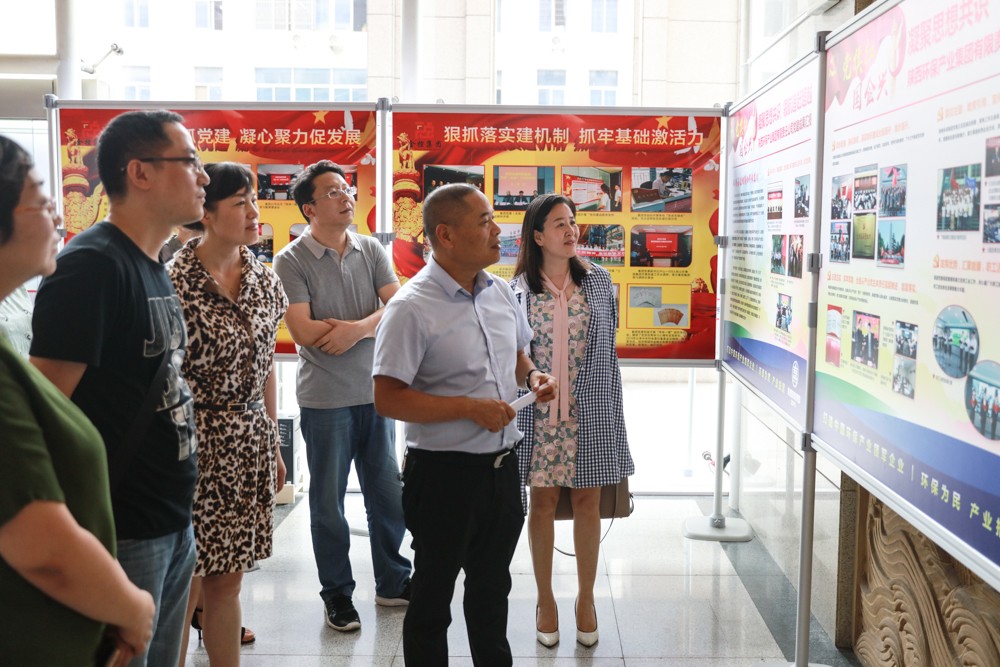 1.集团公司党委副书记、工会主席黄国全向导党员代体现场旅行学习。.jpg