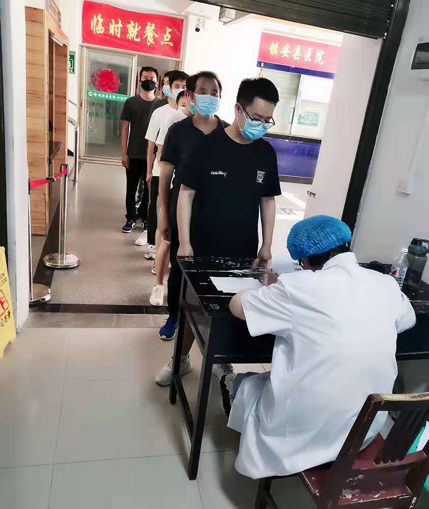 鼎丰矿业公司：扎实推进疫苗接种 修建群体免疫屏障.jpg