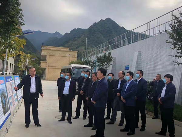 商洛市委书记郑光照到水情形公司山阳县污水处置惩罚厂调研_副本.jpg