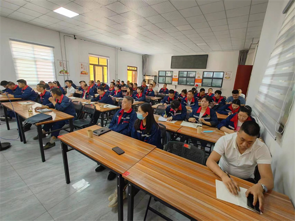 鼎丰公司专题转达集团党委（扩大）会暨理论学习中心组学习聚会精神 (1).jpg