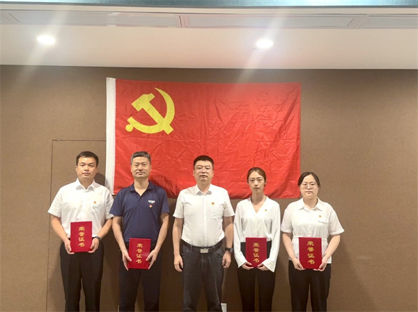 秦邦表扬先进.jpg
