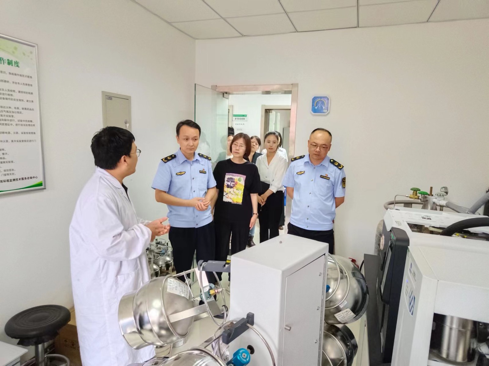 监测公司联合西安市市场监视治理局曲江新区分局开展实验室开放日运动2.jpg