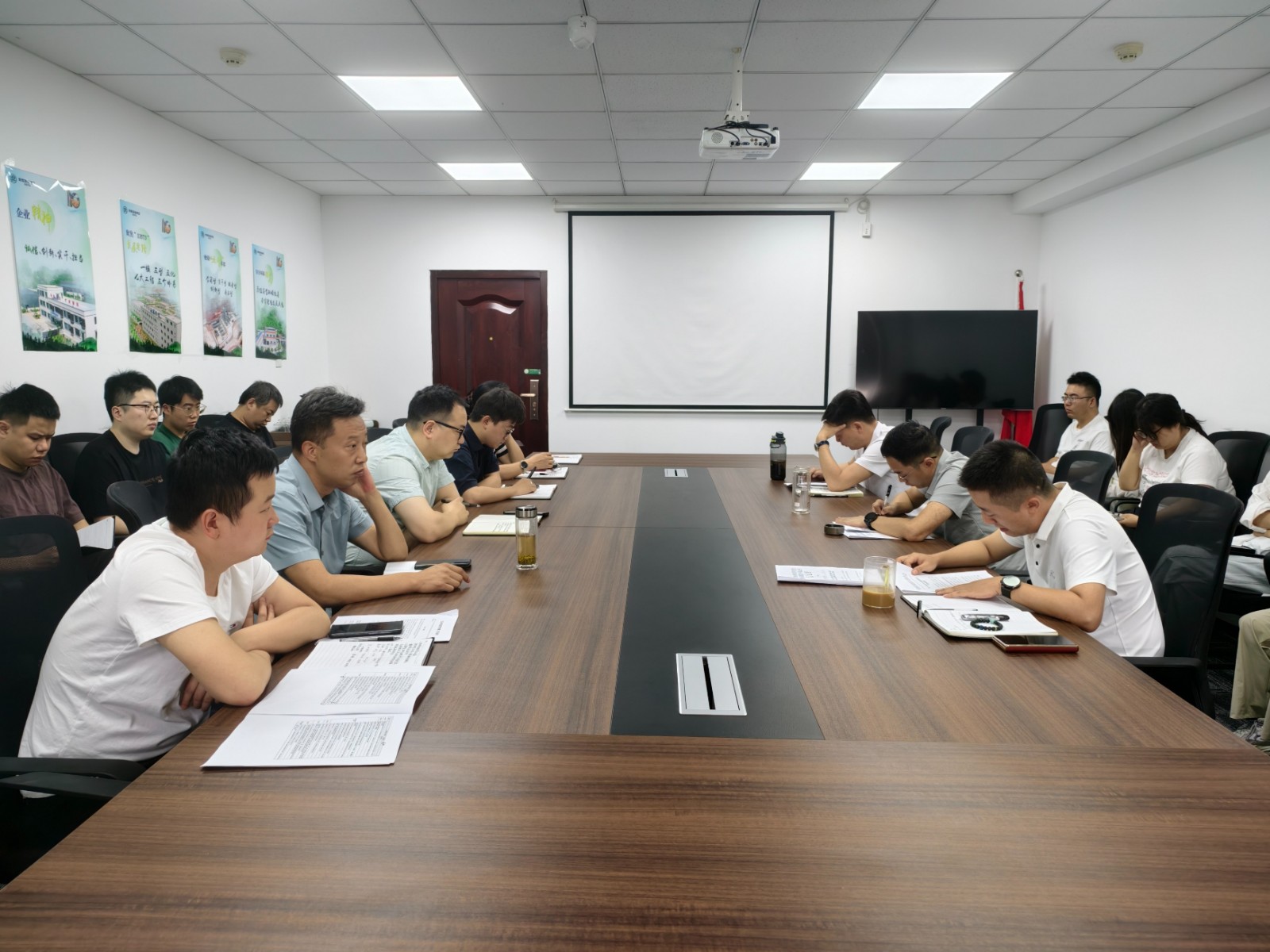 生物科技公司转达落实集团深入贯彻中央八项划定精神学习教育暨巡视整改事情推进会聚会精神的图片.jpg